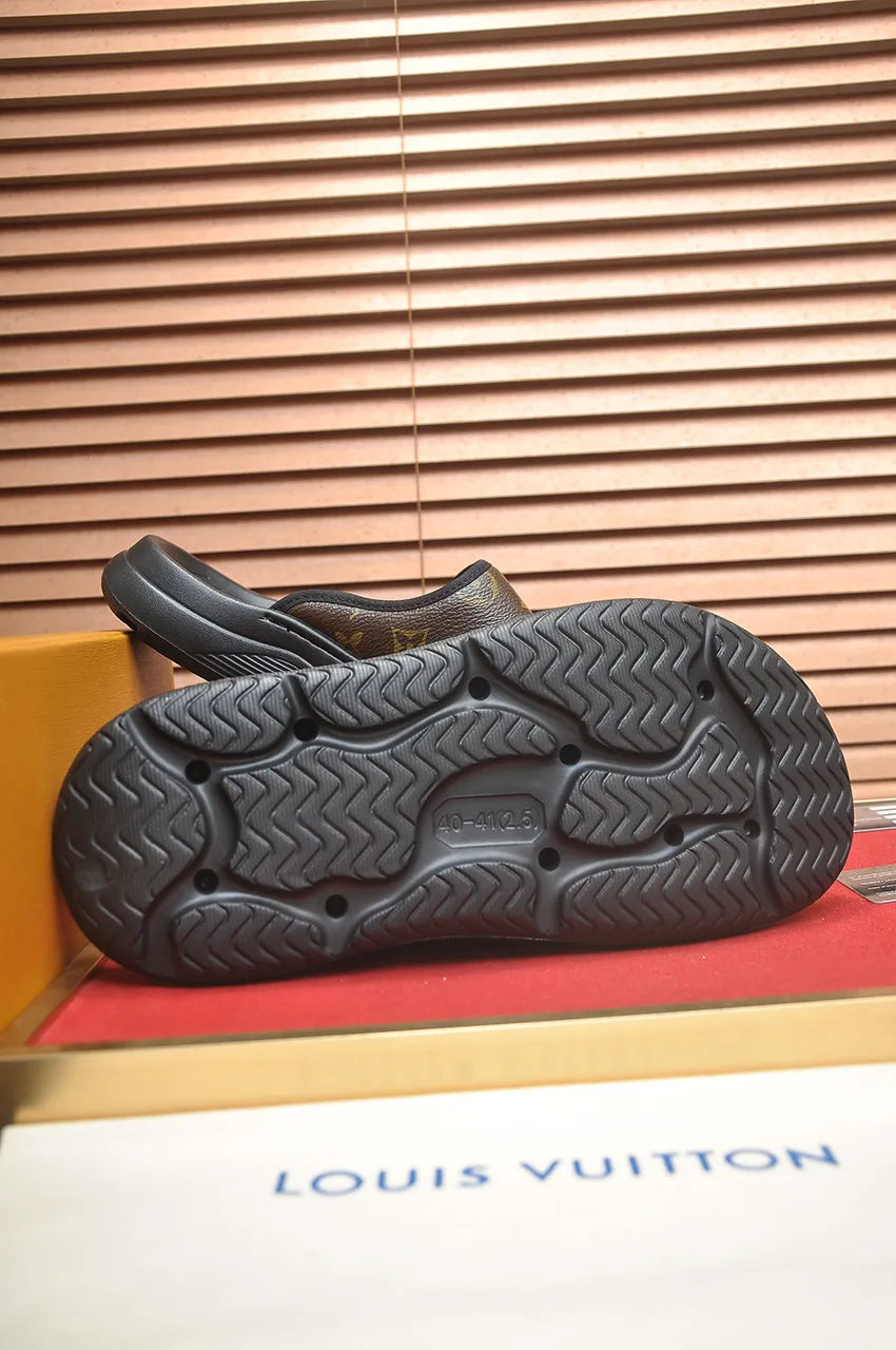 Men's men's shoes 💰340💶 [Louis Vuitton LV slippers] (high-end cowhide) counter 1:1 fashion style, a must-have for summer! The designer used LV’s iconic outsole. The original simple slippers instantly become fashionable! The upper is made of flexible special cowhide leather straps alternately, and the workmanship is exquisite! A must-have for stylish men in summer, size 38-45 (45 customized)